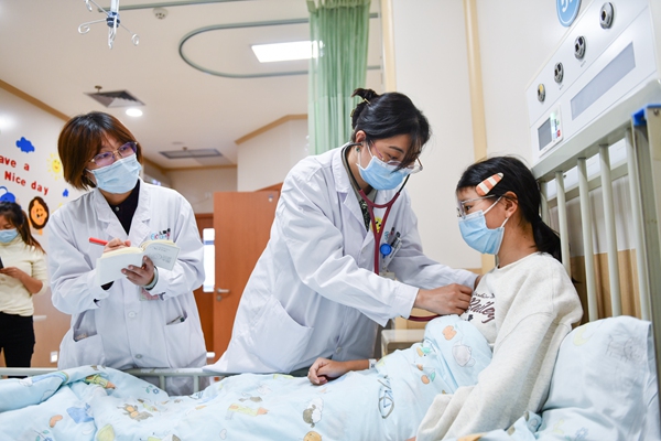 感染科主任醫師張禎禎（中）檢查住院患者情況。鄒樂攝