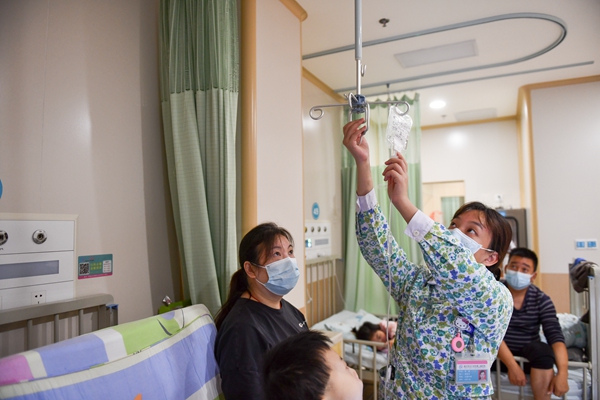 感染科護士（中）為患者進行日常治療。鄒樂攝