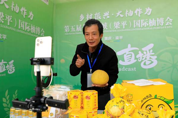 活動現場的直播帶貨。向成國攝