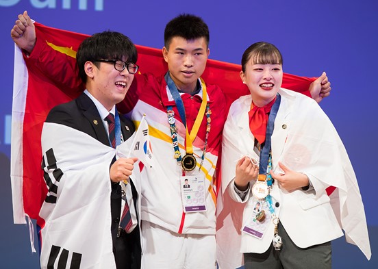 登臺領獎。重慶市人力社保局供圖