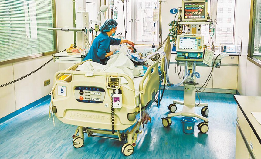 重醫附一院醫護人員正在救治九十一歲老奶奶。（醫院供圖）