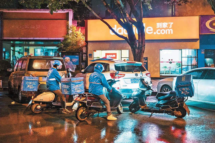 11月13日，兩名快遞小哥來到位于南岸區的“到家了”同景國際城A區門店，準備在這里休息。