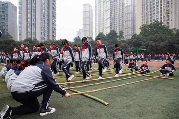 多彩大課間——苗族竹竿舞。徐悲鴻中學供圖