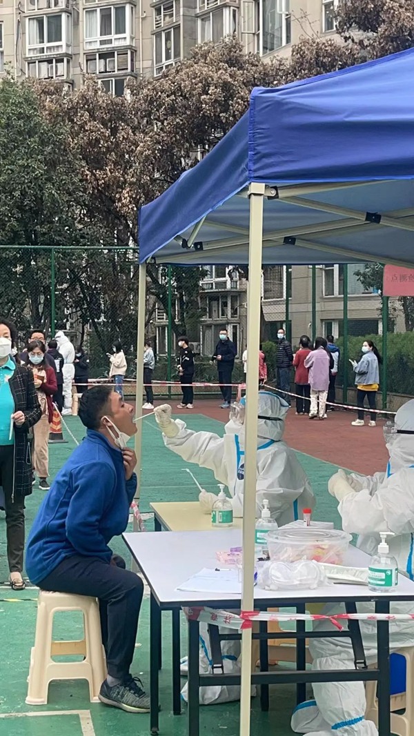 志愿者在小區搭建起核酸采集點。受訪者供圖