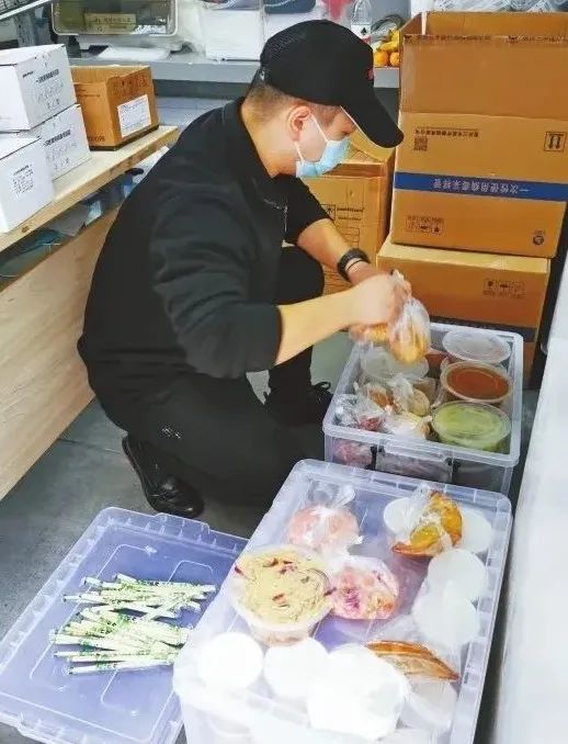 暖心企業為社區醫護人員和工作人員準備早餐。渝中發布供圖