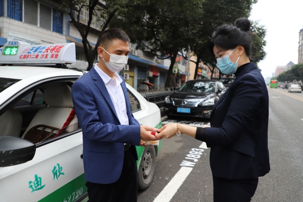 廖美瓊接過丈夫張朝平手中的車鑰匙，開始下午的工作。李小蓉攝