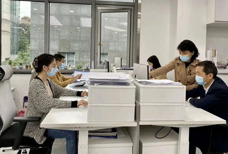 國庫工作人員疫情期間堅守崗位駐行辦理預算收支業務。人民銀行重慶營業管理部供圖