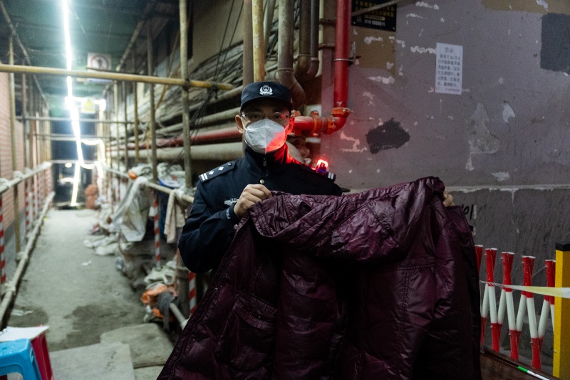 熱心群眾為執勤民警送來御寒大衣。渝中區公安分局供圖