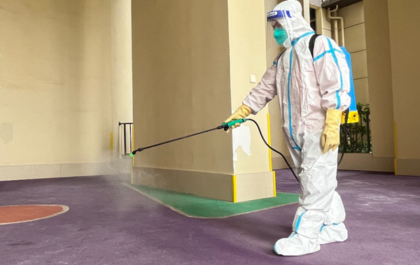 重慶華僑城物業工作人員正在開展消殺工作。重慶華僑城供圖
