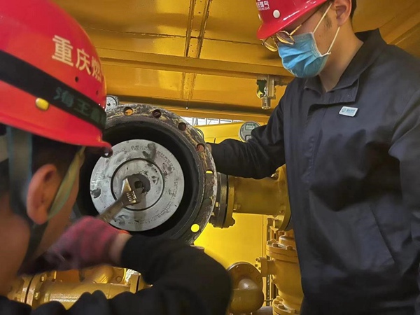 輸配分公司應急維護人員檢修調壓計量柜。游華東攝