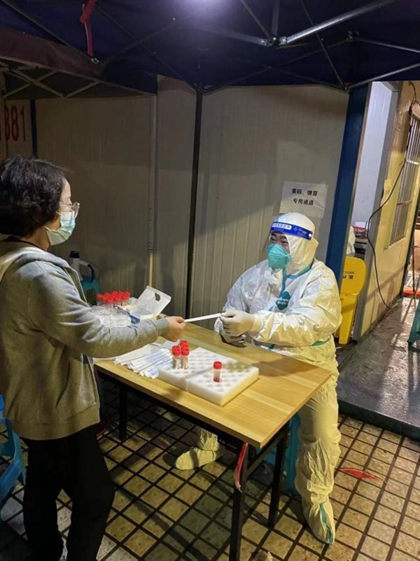 重慶燃氣集團北碚分公司黨員志愿者助力轄區疫情防控。徐志宏攝