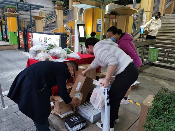 林路為業主領取物資。萬科物業供圖