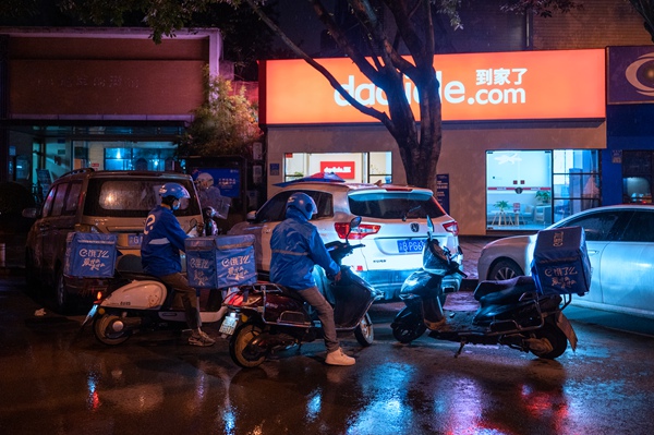 兩名快遞小哥來到位于南岸區的“到家了”同景國際城A區門店，準備在這里休息。謝小溪攝