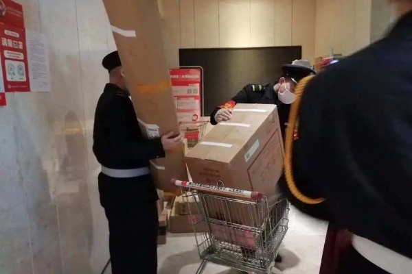 金科服務員工為業主送快遞上門。金科服務供圖