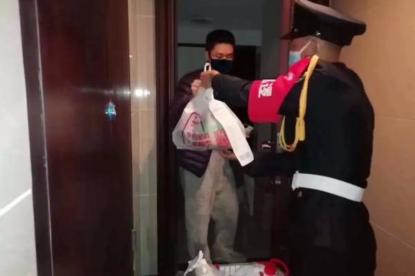 金科服務工作人員為業主協助業主購買生活物資。金科服務供圖