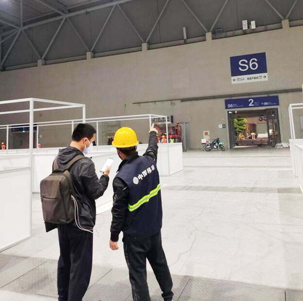 重慶移動網絡建設維護人員在國博中心悅來方艙醫院開展網絡測試。重慶移動公司供圖