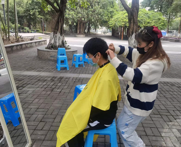 志愿服務“理發站”現場。重慶理工大學供圖