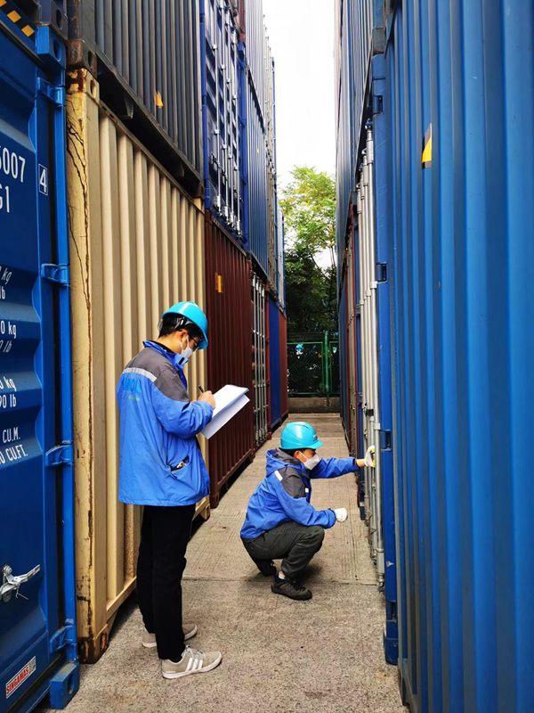 渝新歐公司現場調度中心員工正在進行班列發運前的準備工作，核對集裝箱箱號和海關封號，并檢查集裝箱箱況。重慶交運集團供圖