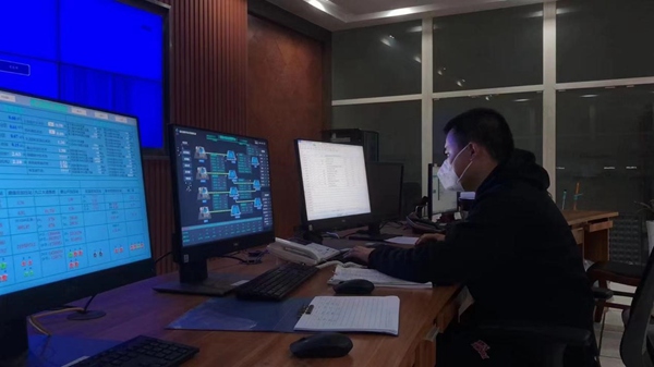 重慶水投集團職工堅守崗位調度供水。重慶水投集團供圖
