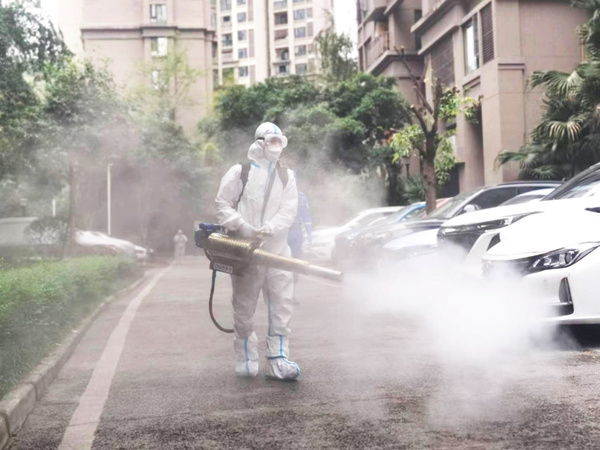 物業人員正在進行消殺。重慶龍湖供圖