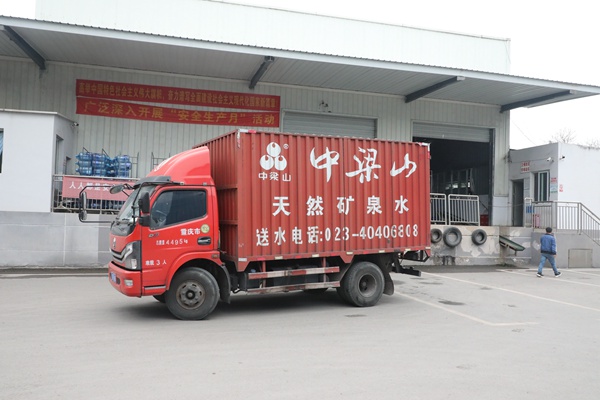 調配物資。蔣勇? 攝