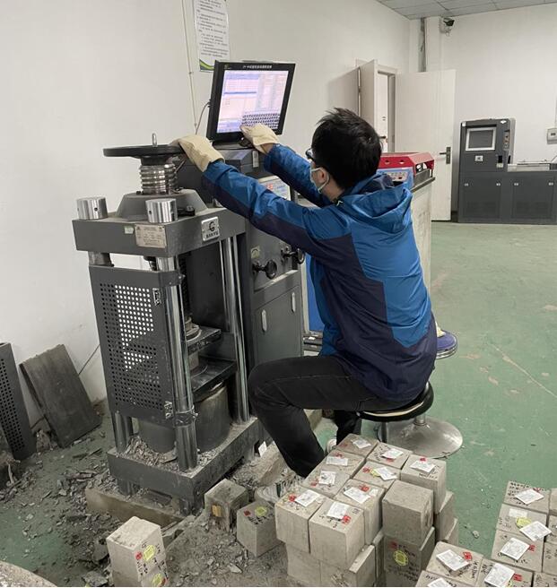 市建科院檢測中心江南分中心實驗室抓緊推進重慶市重點工程質量檢測工作。市建科院檢測中心供圖