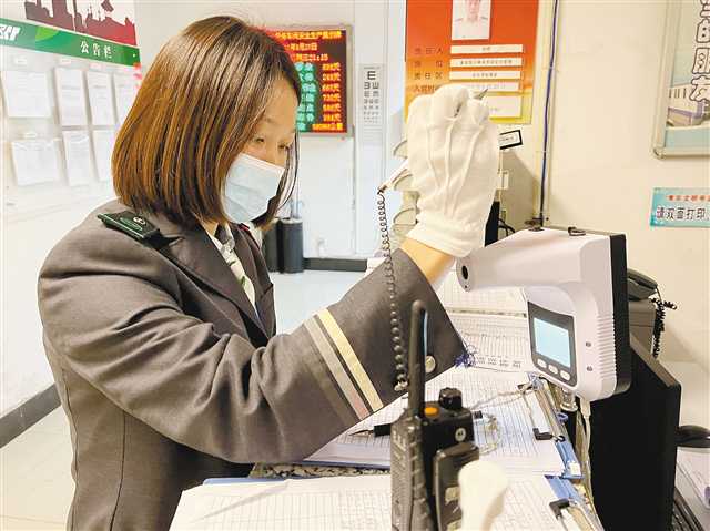 重慶軌道集團運營三公司電動列車司機蘭漫漫上班前做準備工作。（受訪者供圖）