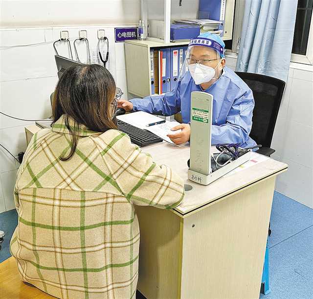 南岸區人民醫院內科醫生荊海正在接診。記者 李志峰 攝/視覺重慶