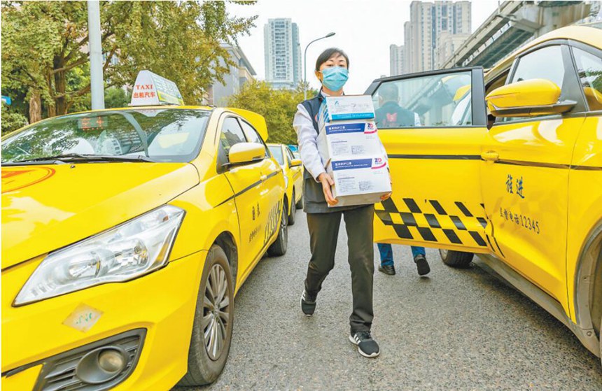11月16日，“雷鋒的士”工作人員在送防疫物資。通訊員 劉紀湄 攝/視覺重慶