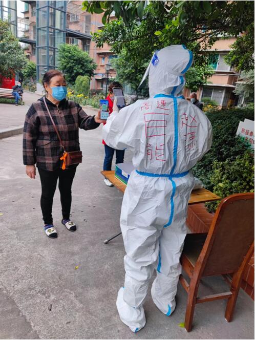 趙瀟為居民掃碼登記。受訪者供圖