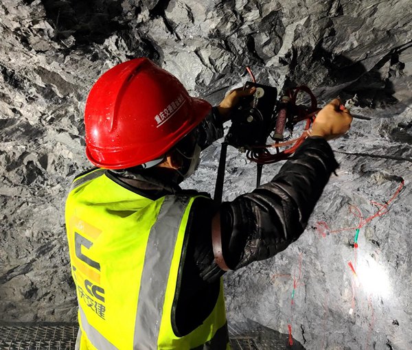 瓦斯檢測人員正在開展炮前瓦斯檢測。丁衛林攝