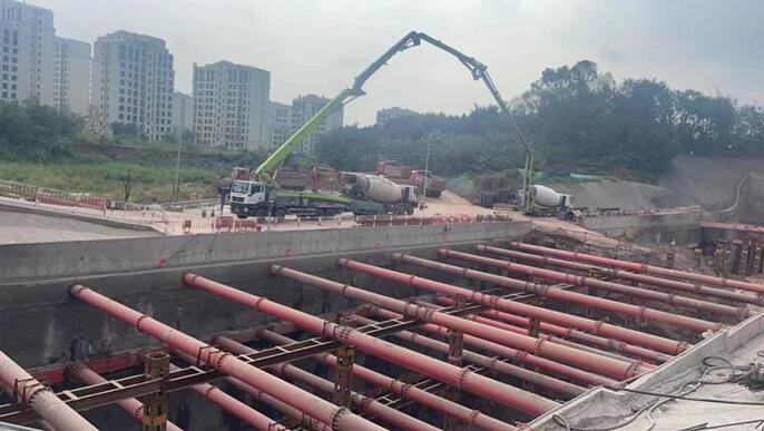 城軌快線15號線根據鋼材、混凝土、砂石等材料存量情況，動態調整工程施工時序，禮學路站正進行底板混凝土澆筑施工。重慶交通開投集團供圖