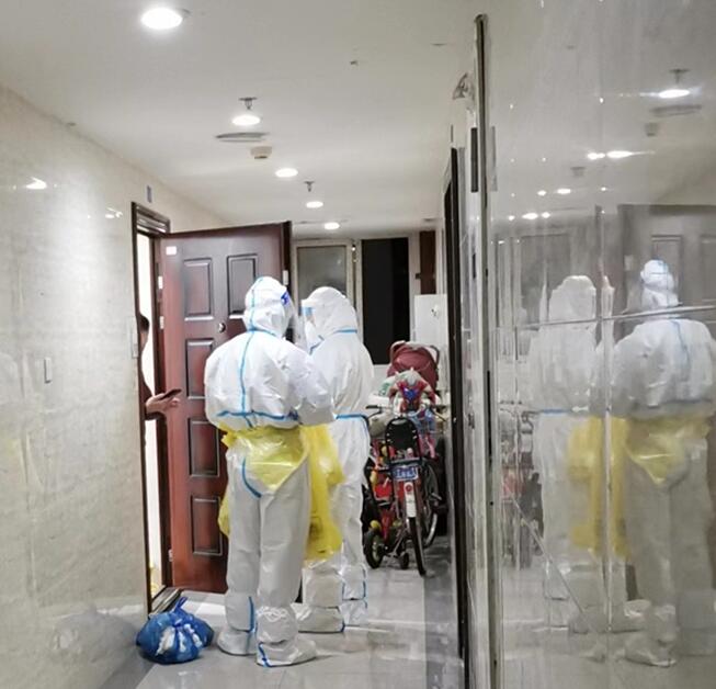 志愿者上門做核酸。重慶高速集團供圖