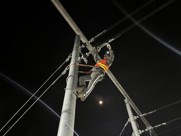 張江峰在環線羅家壩道岔區進行接觸網綜合檢修。交通開投軌道集團供圖