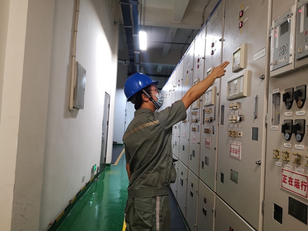 劉洋俊在檢查供電設備。交通開投軌道集團供圖