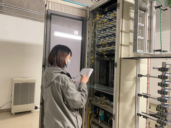 曹宏在檢查信號設備。交通開投軌道集團供圖