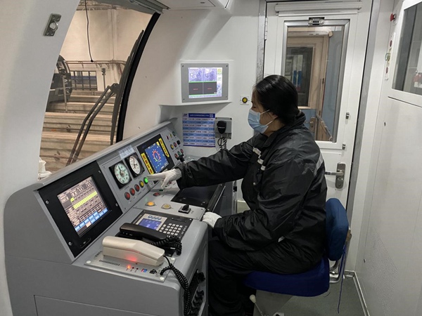 唐小琳在駕駛列車。交通開投軌道集團供圖