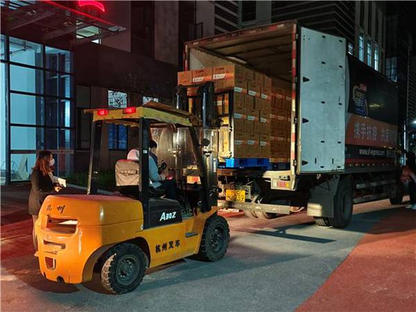 進行預制菜裝車。孫莎莎 攝