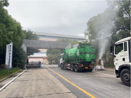 三峰豐盛公司工作人員對入廠車輛進行病毒消殺。三峰環境集團供圖