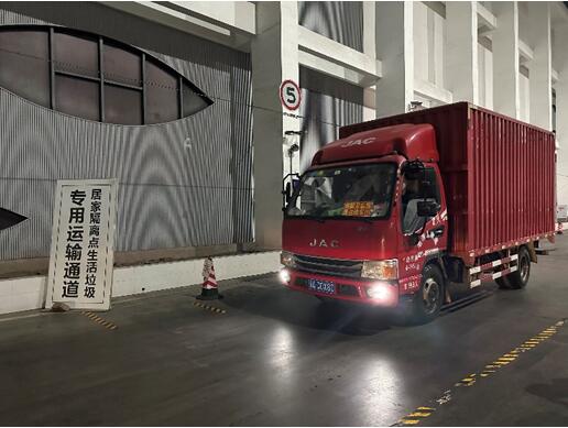 車輛從三峰御臨公司專用通道進出廠區。三峰環境集團供圖