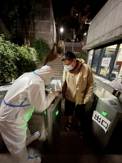 康田集團民兵志愿者為小區封控居民解答疑問