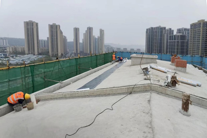 疫情期間，工作人員對康田星樾8號樓坡屋面進行防水施工。