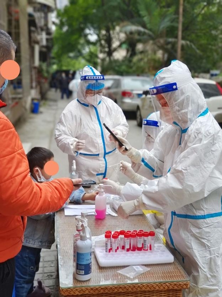 曹春梅(右一)開展核酸集中采集信息錄入工作