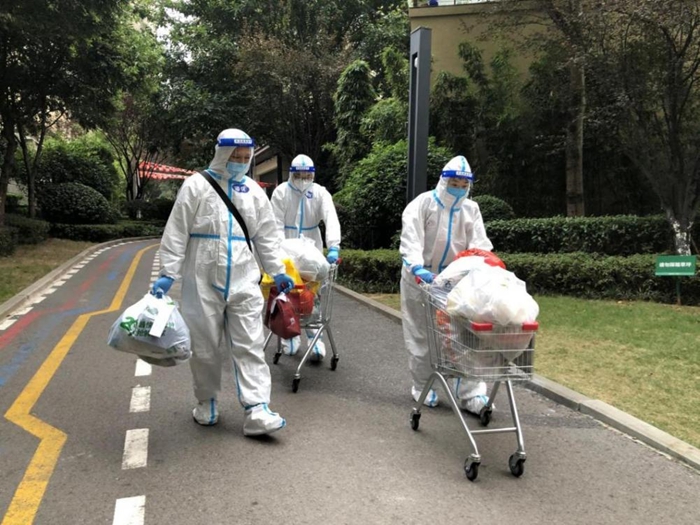 康田所屬物業公司防疫支援隊為隔離業主送生活物資