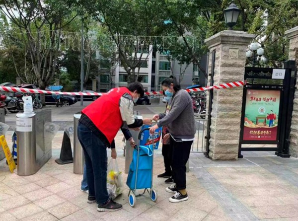 慶鈴集團發動機公司黨員張龍博協助居民運送物資。慶鈴集團供圖