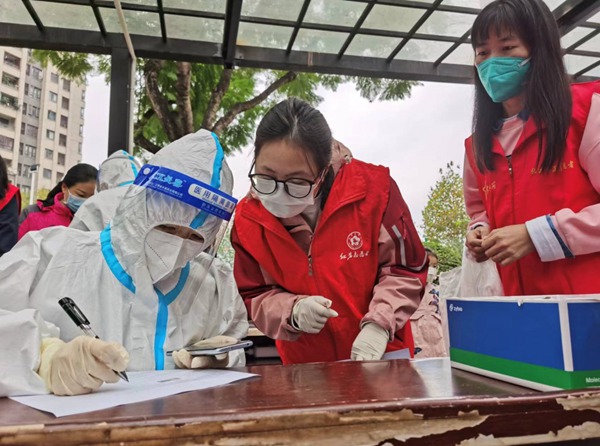 重慶建工住建公司黨員楊霞參與核酸檢測信息采集工作。重慶建工住建公司供圖