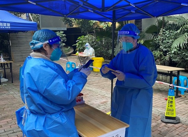 數字重慶公司黨員陳玫參與社區核酸檢測信息采集工作。數字重慶公司供圖