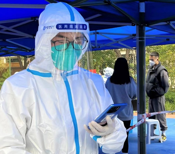 重慶水投集團黨員李春龍響應號召參與核酸檢測信息采集工作。重慶水投集團供圖