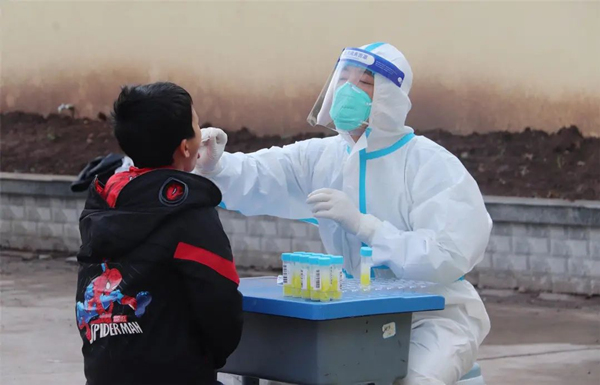 為學生進行核酸檢測。劉婷攝