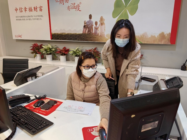 中信銀行重慶北城天街支行員工到行發放失業金。中信銀行重慶分行供圖